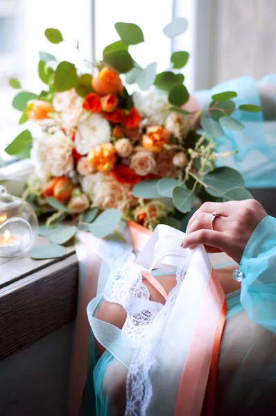 Kobieta, układanie kwiatów i wstążki na parapecie — Zdjęcie stockowe