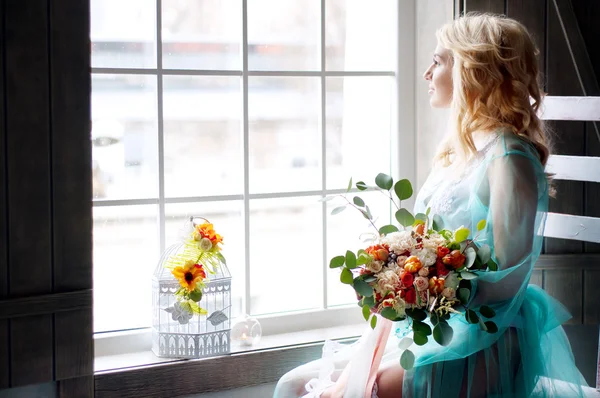 Brautboudoir mit lächelnder charmanter blonder Frau — Stockfoto
