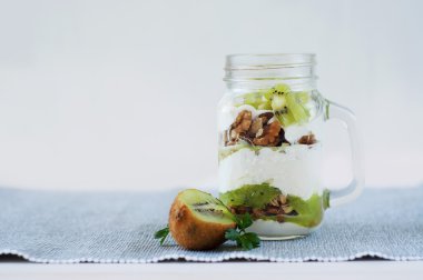 Sağlıklı kivi yemek