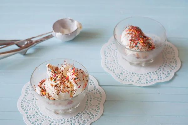 Helado de vainilla en cuencos — Foto de Stock