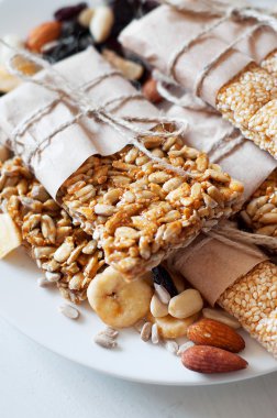Polietilen, susam, kaşu fındık fıstık granola barlar.