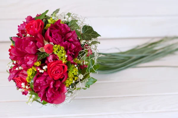 Fresh bridal bouquet. Red summer flowers. — Stock Photo, Image