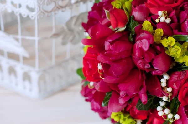 Свіжий весільний букет. Червоні літні квіти . — стокове фото