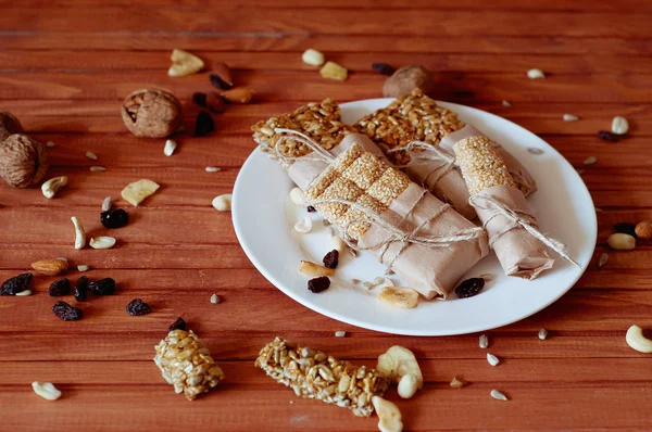 Barras de granola hechas de semillas de sésamo, cacahuetes, anacardos . — Foto de Stock