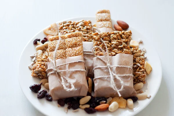 Polietilen, susam, kaşu fındık fıstık granola barlar.