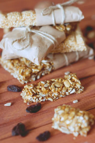 Muesli bars gemaakt van pinda's, sesamzaad, cashewnoten. — Stockfoto