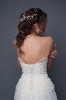 Gelin moda. Arka görünümünden esmer gelin.