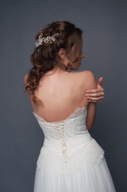 Gelin moda. Arka görünümünden esmer gelin.