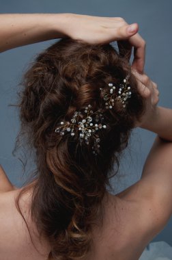 Gelin saç modeli. Esmer kıvırcık saçlı ve boncuklu Asası.