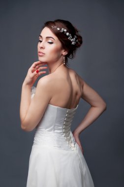 Gelin moda. Esmer gelin gelinlik ve boncuklu headp