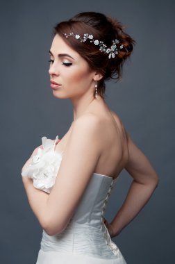 Gelin moda. Esmer gelin gelinlik ve boncuklu headp