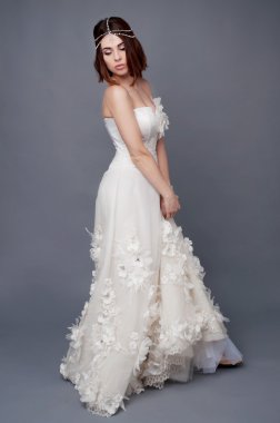 Esmer gelin Tikka asası ve beyaz gelinlik giyiyor