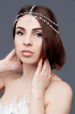 Esmer gelin Tikka asası ve beyaz gelinlik giyiyor