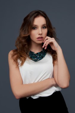 Şehvetli genç güzel kadın baygın bakışla