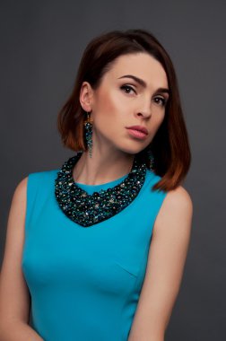 Şehvetli genç güzel kadın baygın bakışla