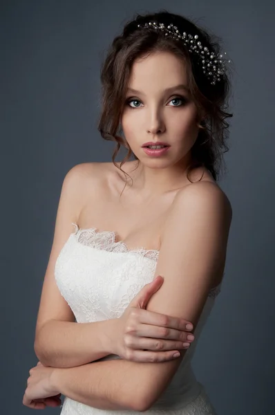 Adorable young bride with brown curly hair and pearl headpiece — Stock Photo, Image