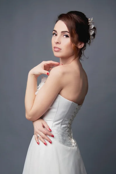 Elegante novia con pelo corto updo y vestido de hombros desnudos — Foto de Stock