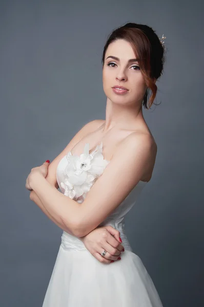 Elegante novia con pelo corto updo y vestido de hombros desnudos — Foto de Stock