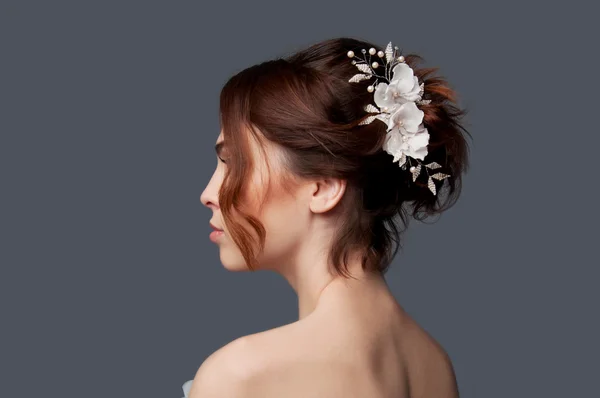 Elegantní nevěsta s krátkými vlasy updo a holá ramena šaty — Stock fotografie
