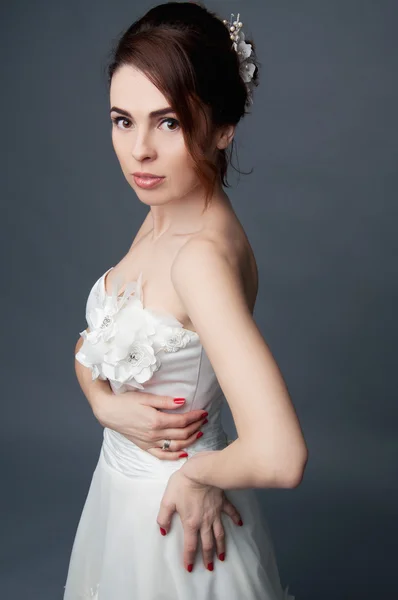 Elegante novia con pelo corto updo y vestido de hombros desnudos — Foto de Stock