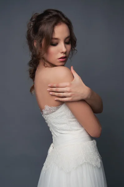 Adorabile yyoung sposa con capelli castani ricci e copricapo di perle — Foto Stock