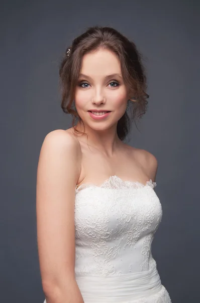 Feliz novia sonriente con vestido de encaje de boda blanco — Foto de Stock