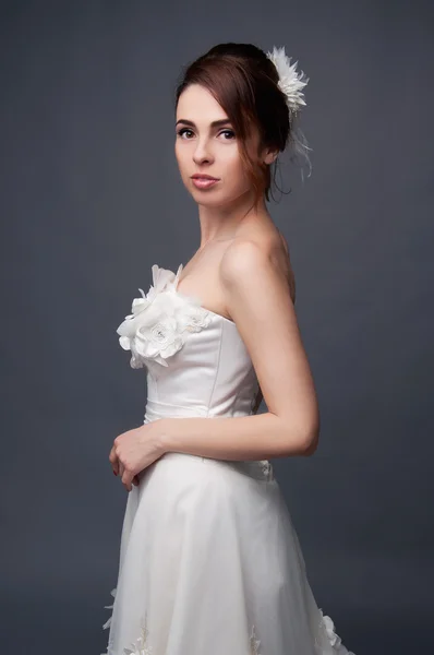 Noiva elegante com updo cabelo curto e vestido ombros nus — Fotografia de Stock