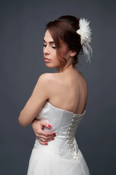 Elegante sposa con capelli corti updo e abito spalle nude — Foto Stock