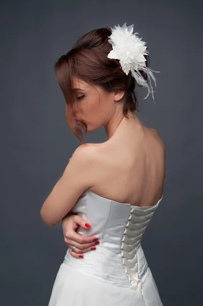 Eleganckie oblubienicy z updo krótkie włosy i nagie ramiona sukienka — Zdjęcie stockowe