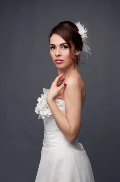 Элегантная невеста с короткими волосами и голыми плечами платье — стоковое фото
