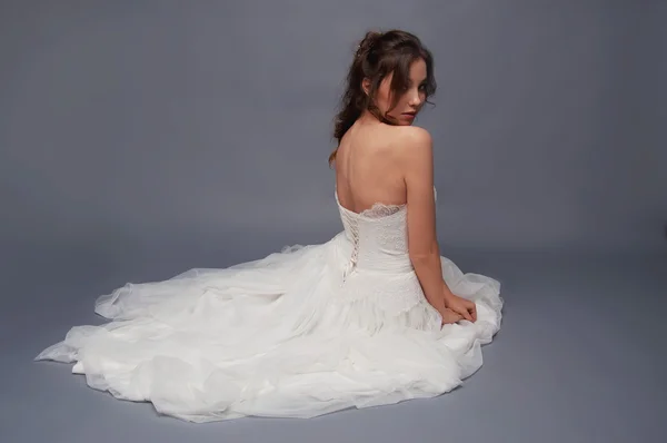 Bridal fashion. Brunette bride view from the back. — Stock Photo, Image
