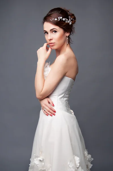 Elegante novia con pelo corto updo y vestido de hombros desnudos — Foto de Stock