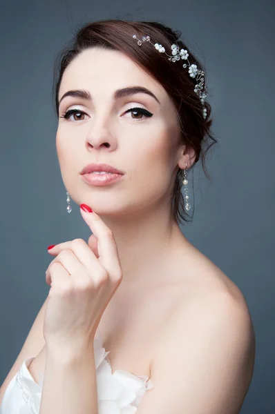 Elegante sposa con capelli corti updo e abito spalle nude. Hea. — Foto Stock