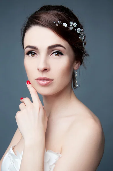 Elegant bride with short hair updo and bare shoulders dress. Hea — Stock Photo, Image