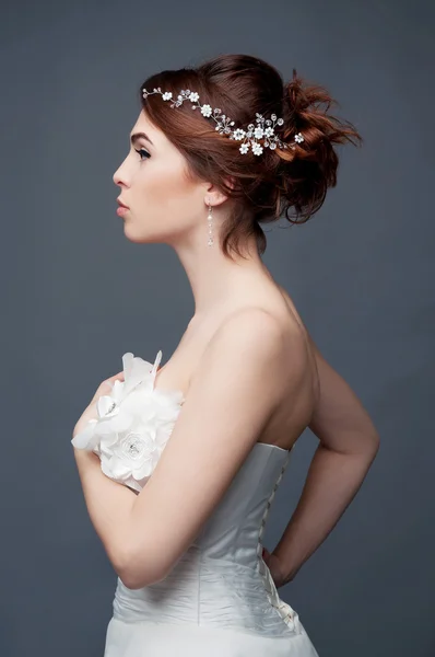 Mody ślubnej. Brunetki Panna Młoda w sukni ślubnej i koralikami headp — Zdjęcie stockowe