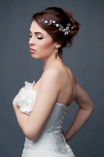 Bridal fashion. Brunette bride in wedding dress and beaded headp — Stock Photo, Image