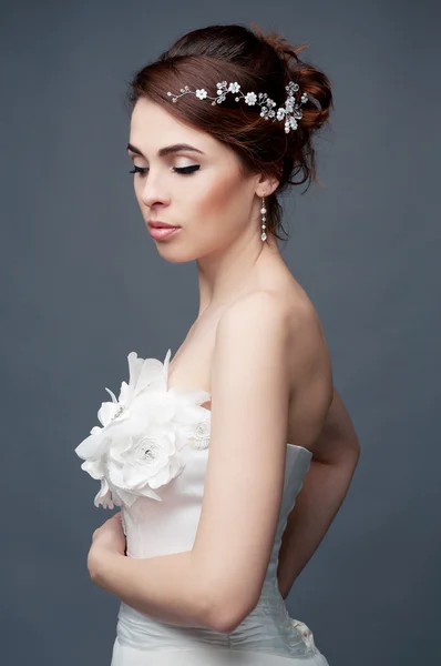 Bridal fashion. Brunette bride in wedding dress and beaded headp — Stock Photo, Image