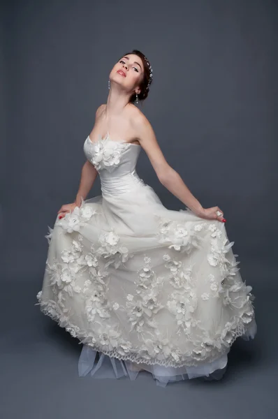 Svatební móda. Bruneta nevěsta ve svatebních šatech a korálky headp — Stock fotografie
