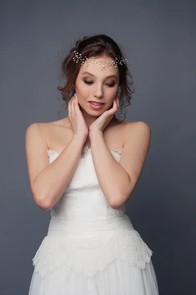 Szczęśliwy uśmiechający się panny młodej na sobie białe koronki suknia — Zdjęcie stockowe