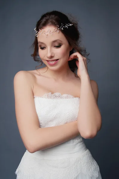 Moda nupcial. Morena novia en vestido de novia y cabeza de cuentas — Foto de Stock