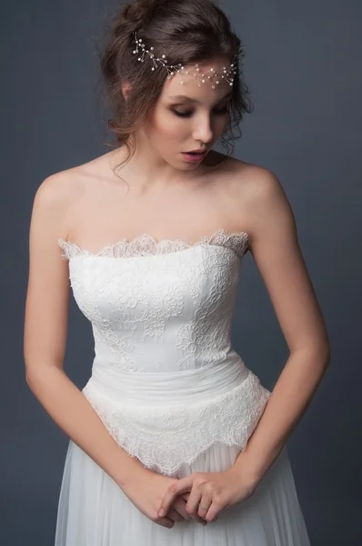 Bridal fashion. Brunett brud i brudklänning och pärlstav headp — Stockfoto