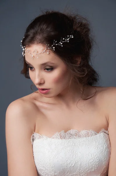 Moda da sposa. Sposa bruna in abito da sposa e testa di perline — Foto Stock