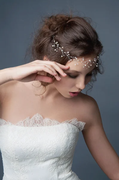 Svatební móda. Bruneta nevěsta ve svatebních šatech a korálky headp — Stock fotografie