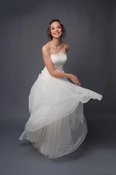 Gelukkig lachend bruid dragen witte kant trouwjurk — Stockfoto