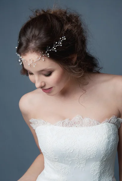 Bridal fashion. Brunette bride in wedding dress and beaded headp — Stock Photo, Image