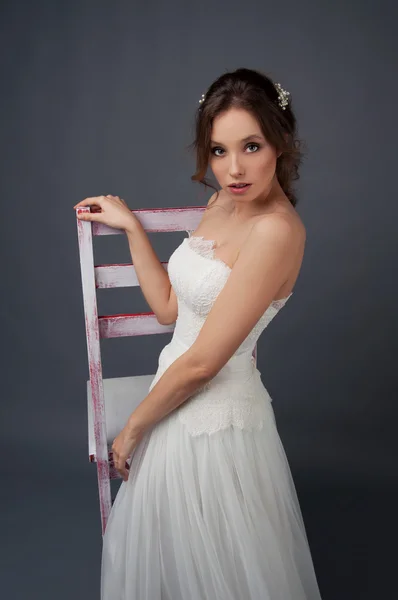 Bridal fashion. Brunette bride in wedding dress and beaded headp — Stock Photo, Image