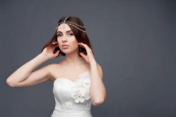 ヘッドピース ・ ティッカと白いウェディング ドレスを着てブルネットの花嫁 — ストック写真