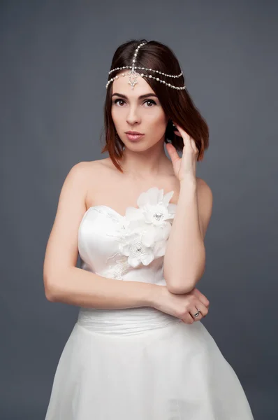 Morena novia con tikka casco y vestido de novia blanco — Foto de Stock