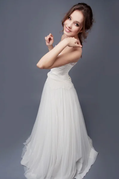 Felice sposa indossa abito da sposa in pizzo bianco — Foto Stock