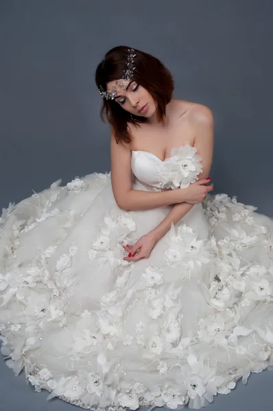 Mujer linda con ojos marrones usando vestido de novia y hea cristal — Foto de Stock